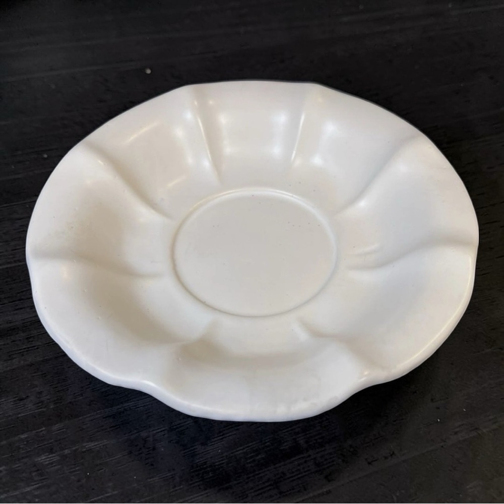 VTG McCoy Pottery USA Wash Basin Lotus Bowl Scalloped Edge Ivory White 7.75” EUC